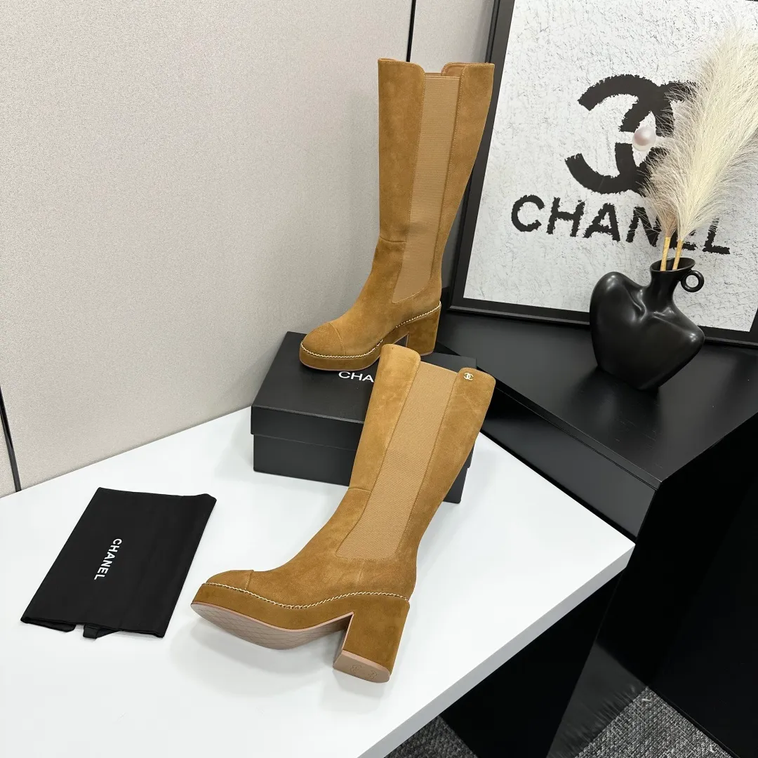 👟👟Ex-factory price 960👟👟 CHANEL Xiaoxiang 2024 autumn and winter sheepskin boots high boots knight boots The version is also the basic version of the Martin boots, neat and handsome. The upper is made of cowhide, super soft against the skin, wide and full, handsome and comfortable. The lining is soft water-dyed cowhide. The sole is original rubber outsole. Exclusive top quality 35-39. 40 customized